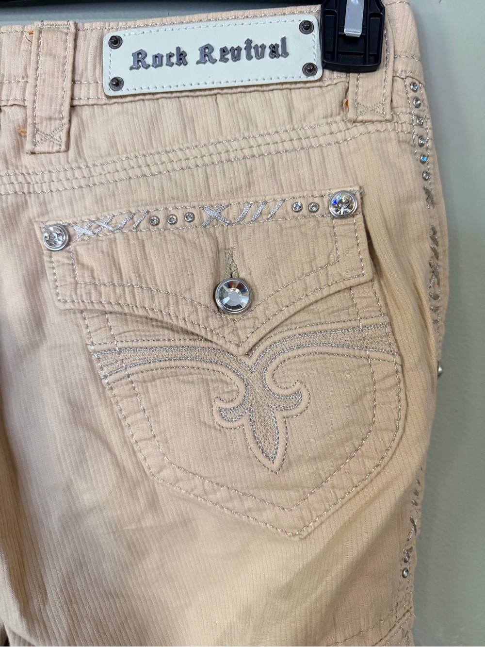 Gorgeous Vintage Like New Rock Revival Sand Cargo Crop Pants With 26” Inseam